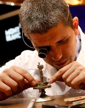 华特·沃尔顿-槐荫区浪琴维修服务中心制表师